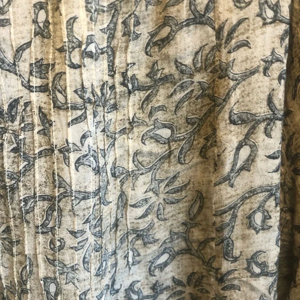 Kantha Bae floral pin tuck.      Floral Beige Blouse - Picture 5 of 5